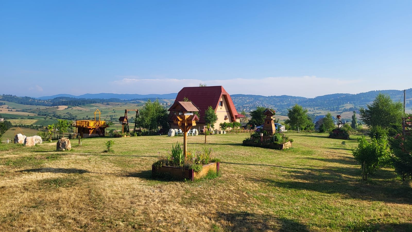Profesionalno uređeno dvorište s pogledom na brda Kantona Sarajevo — Belgross