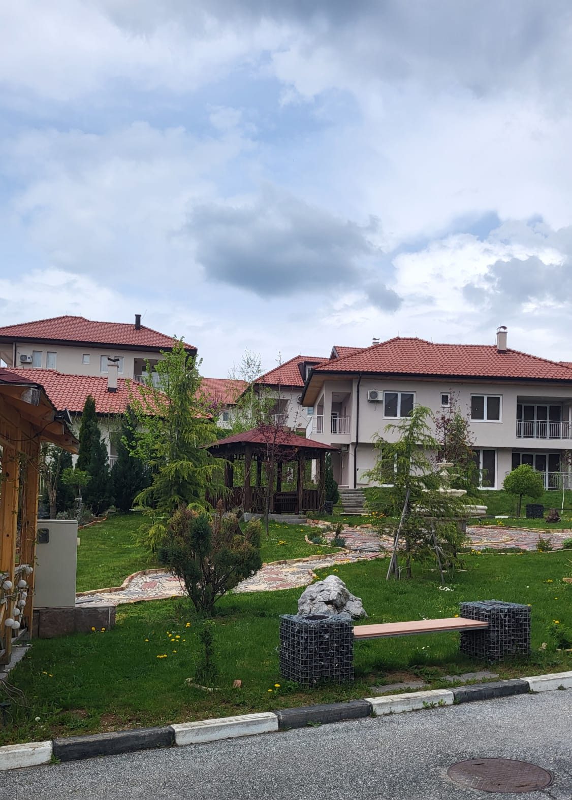Sadnja cvijeća, trave i sadnica u uređenom dvorištu — Belgross Sarajevo