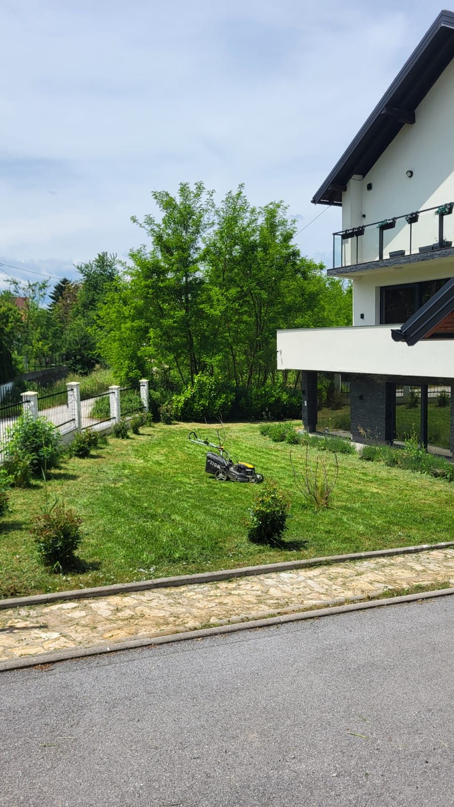 Pokošen travnjak uz modernu vilu — Belgross Sarajevo