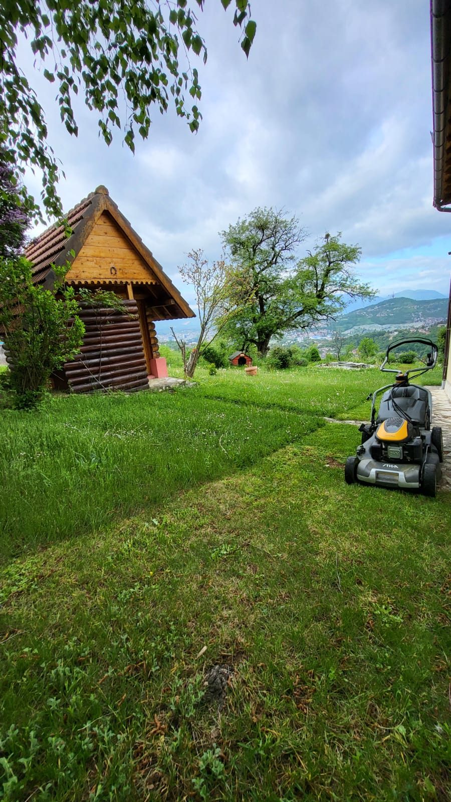 Košenje trave u dvorištu s pogledom na Sarajevo — Belgross