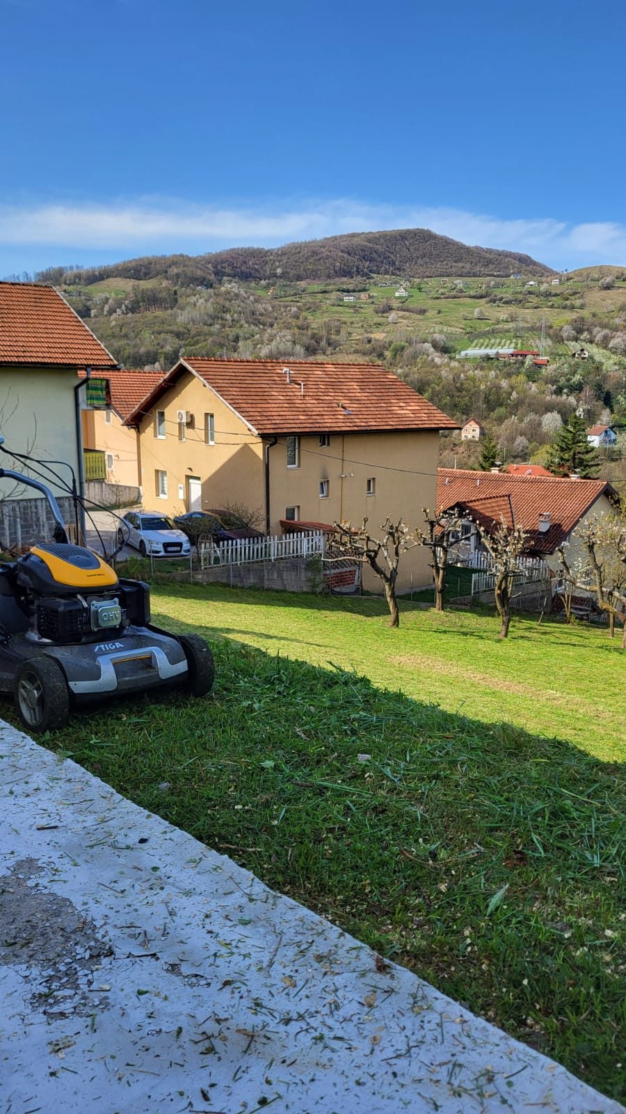 Košenje trave u dvorištu iznad Sarajeva — Belgross