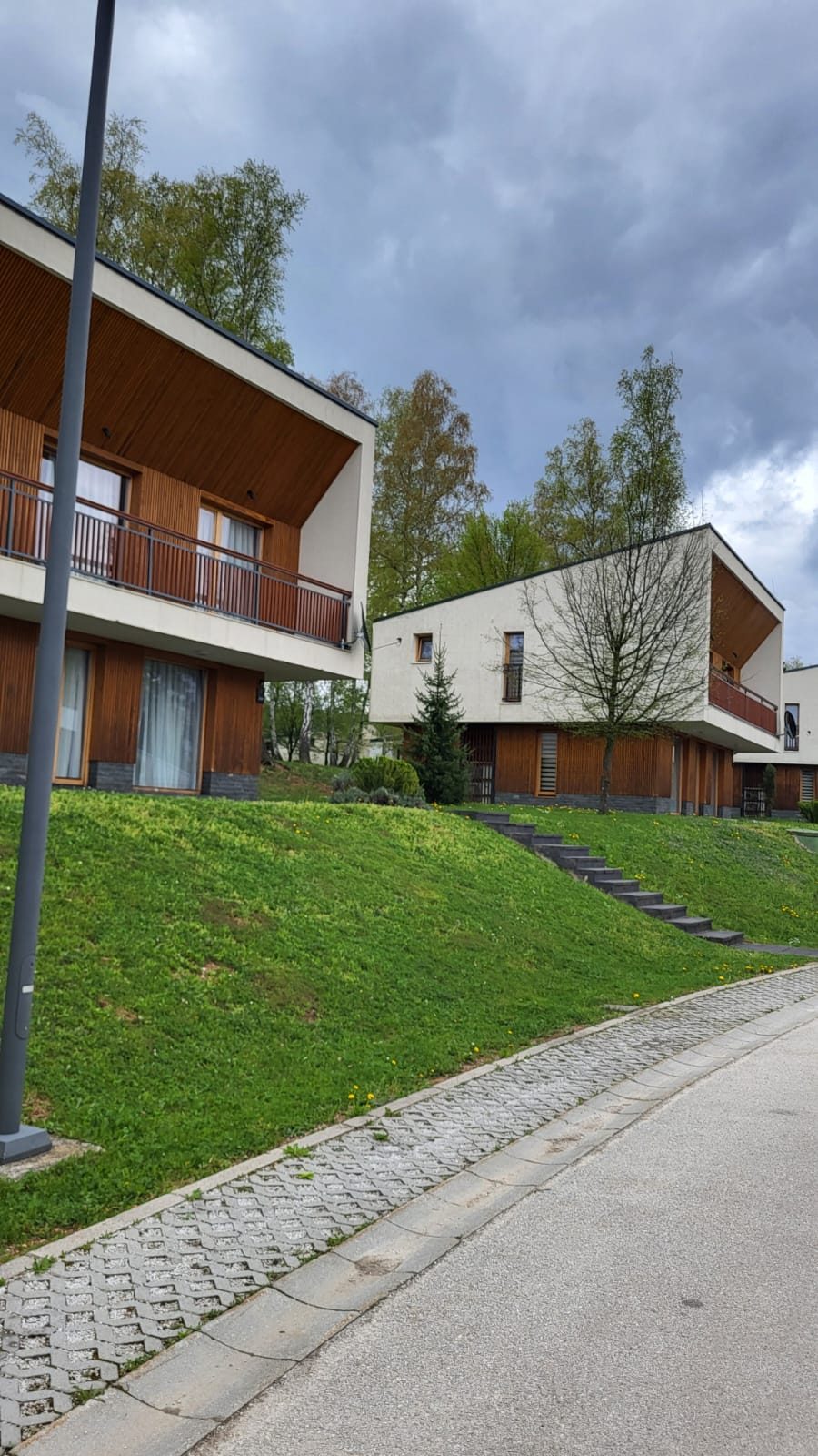 Uređena okućnica i pokošen travnjak uz moderne kuće — Belgross Sarajevo